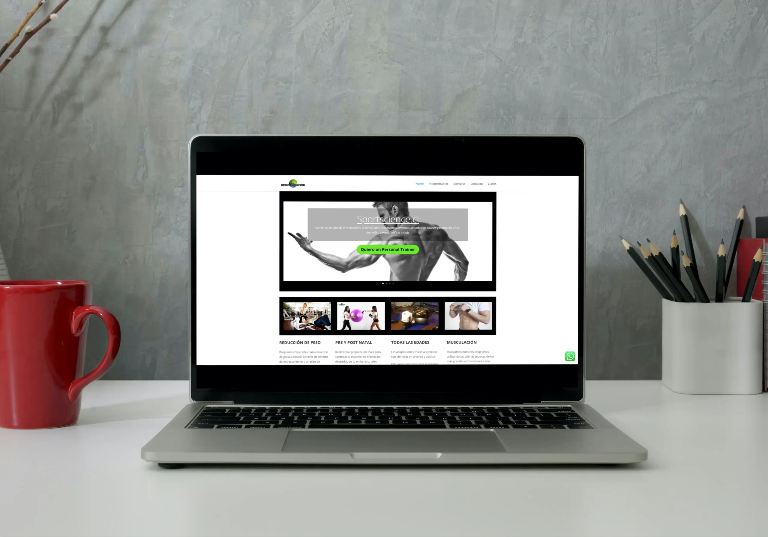 Sitio web corporativo SportScience en un notebook