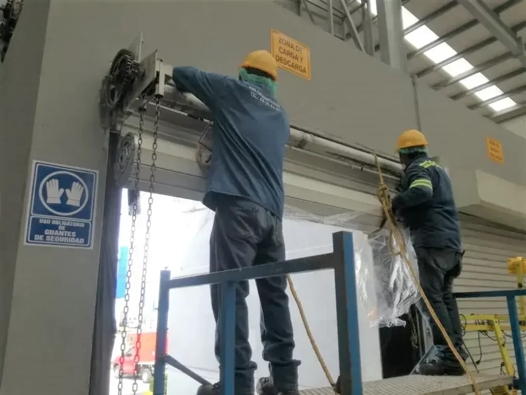 Reparación e instalación de cortinas metálicas en local comercial